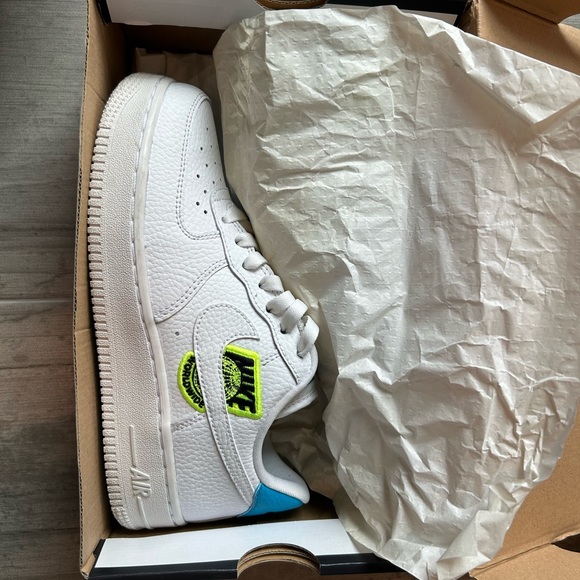 Wmns Air Force 1 '07 SE 'Worldwide Pack - Volt' - Picture 5 of 9